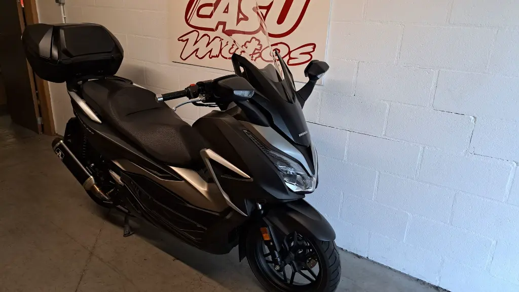 Scooter occasion honda forza 350 noir CasuMotos Mons 2.webp