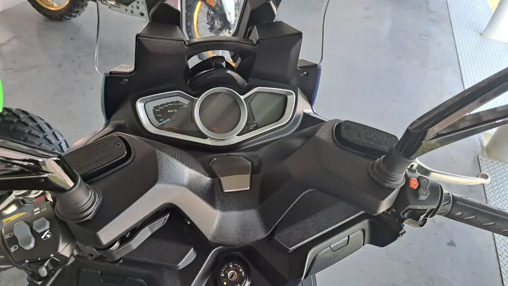 Scooter occasion Kymco xciting 400 s casumotos Mons 3.webp
