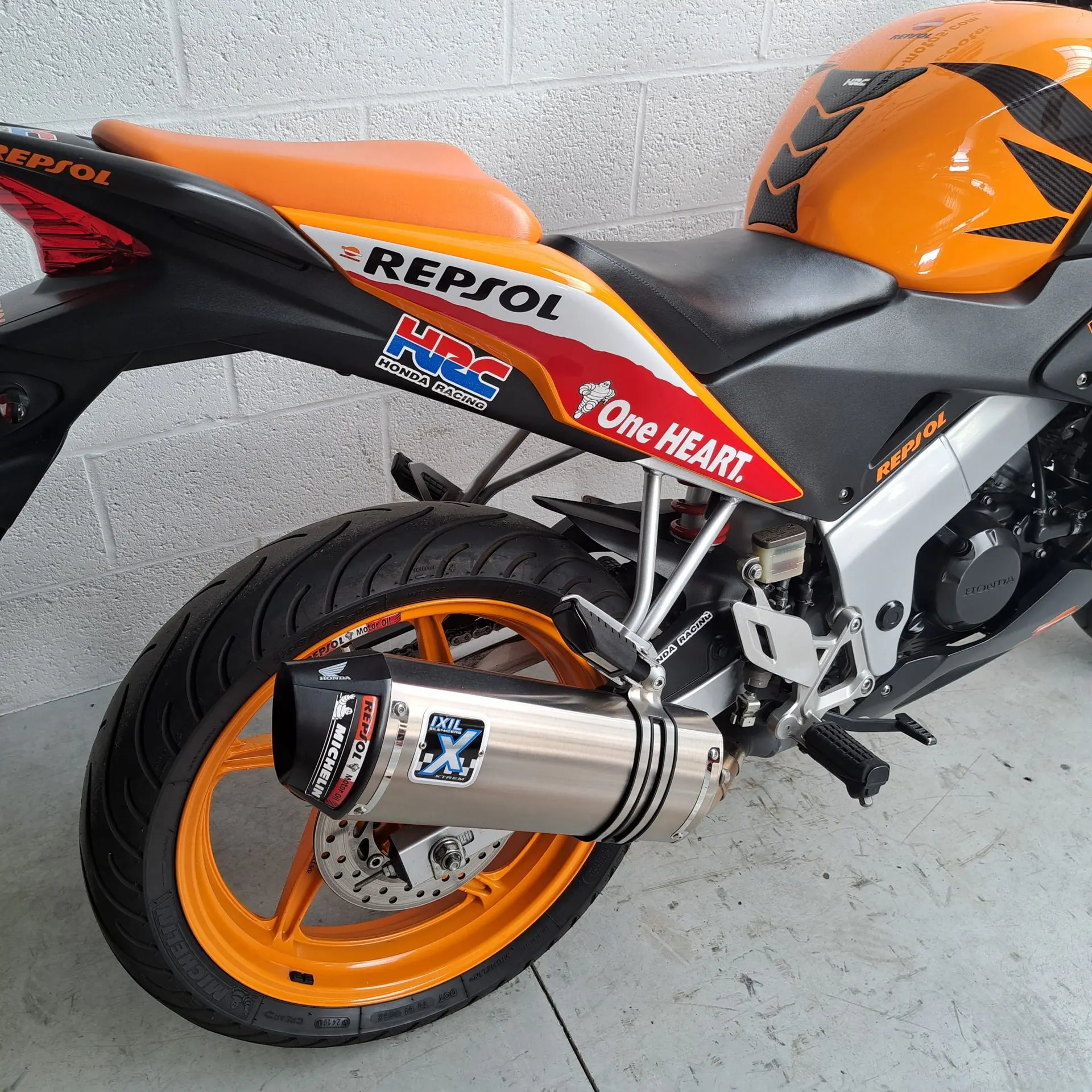 cbr125r repsol 3.webp