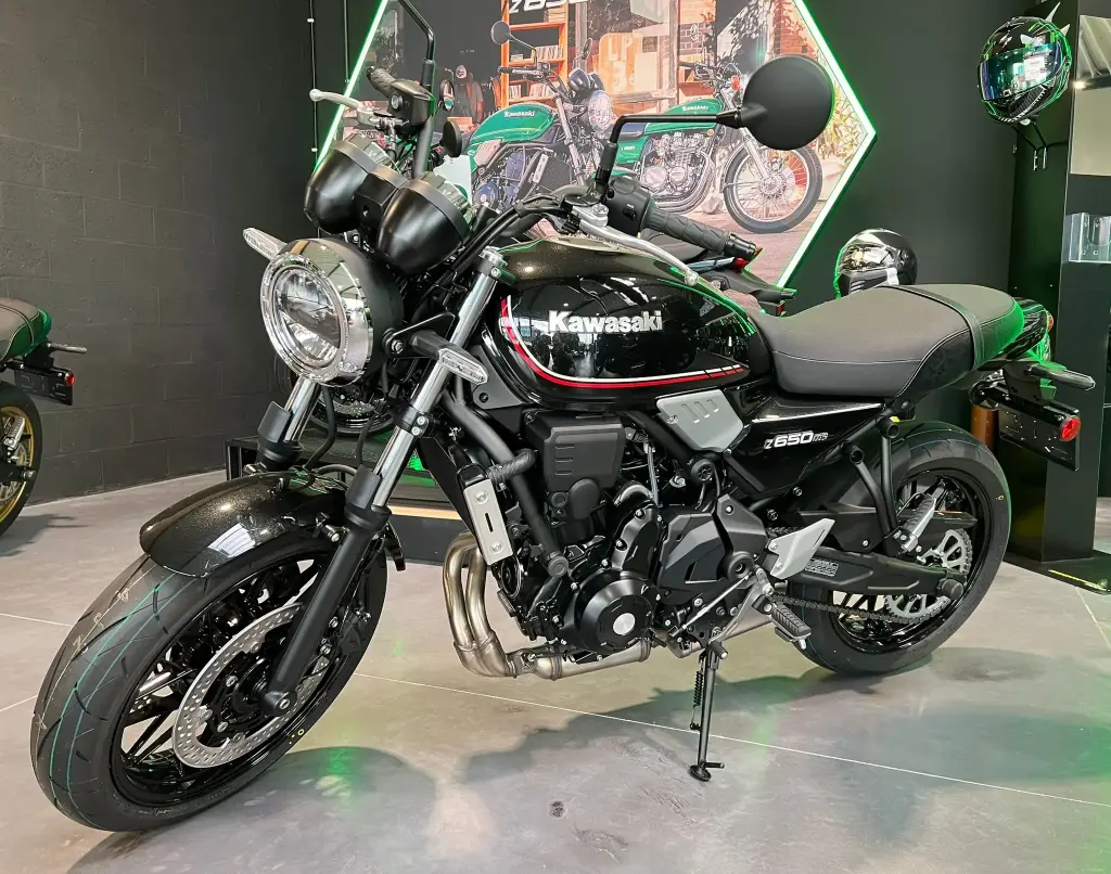 [F33] Moto Kawasaki Z650 RS direction