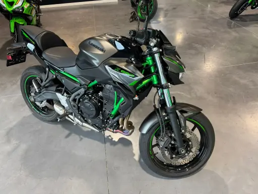 [F4] Moto Kawasaki Z650  de direction