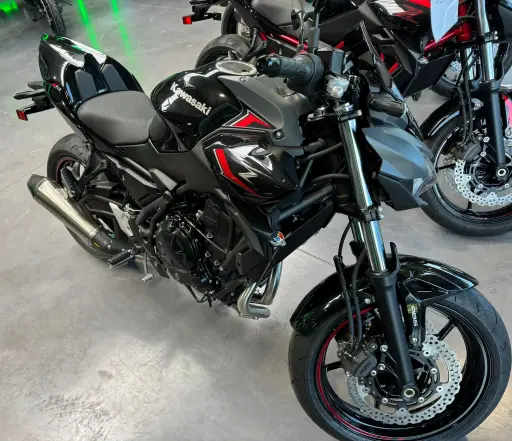 Moto Kawasaki Z650 Perf direction 